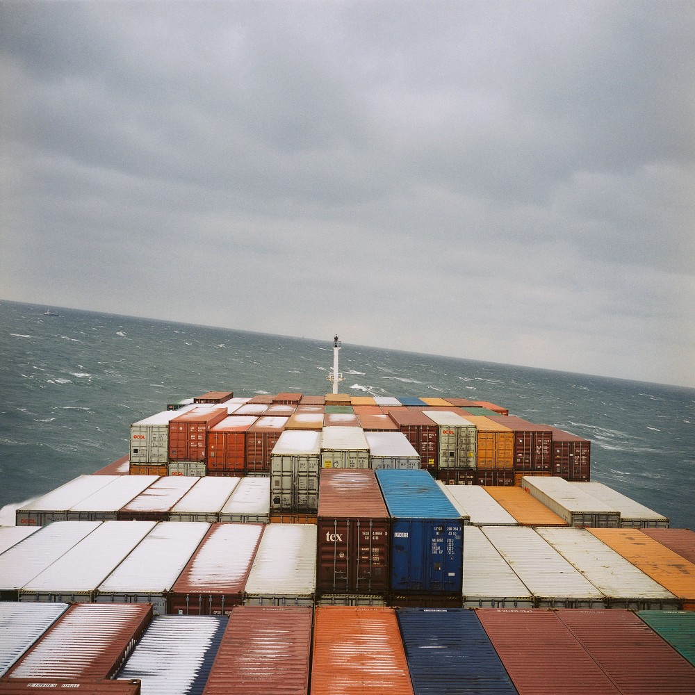 Atlantiques. Cargo porte-containers sur l'océan Atlantique lors d'une traversée de Hambourg (Allemagne) à Montréal (Canada)