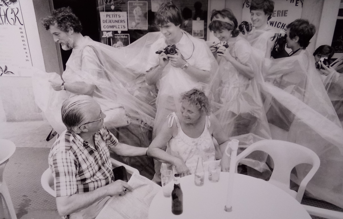 Groupe de photographes liés par une grande bâche en plastique, pendant le stage d'Avraham Eilat intitulé " L'artiste comme créateur de la réalité". Jean-François Dalle-Rive, 1984.